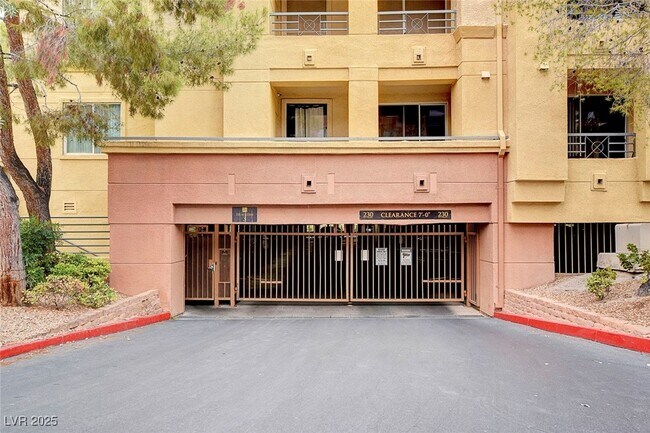 Building Photo - 220 E Flamingo Rd