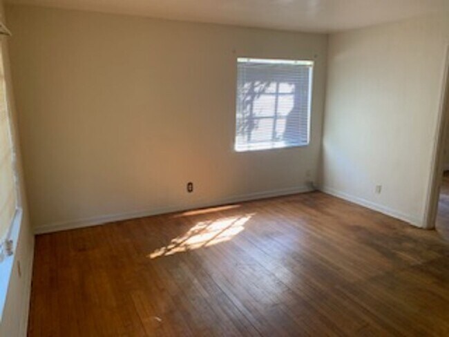 Building Photo - 3/2 Spacious Backyard