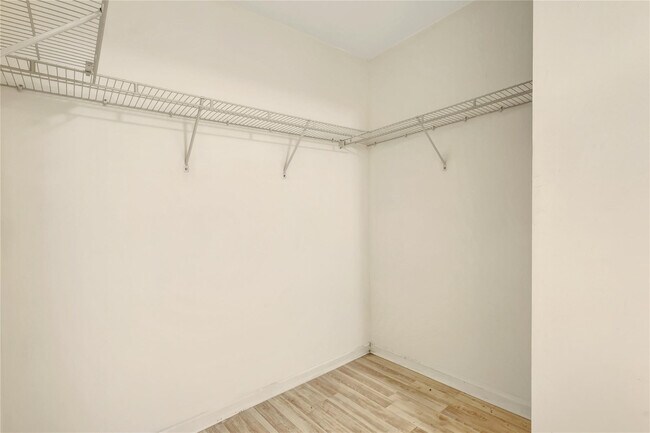 Building Photo - 529 E Sheridan St