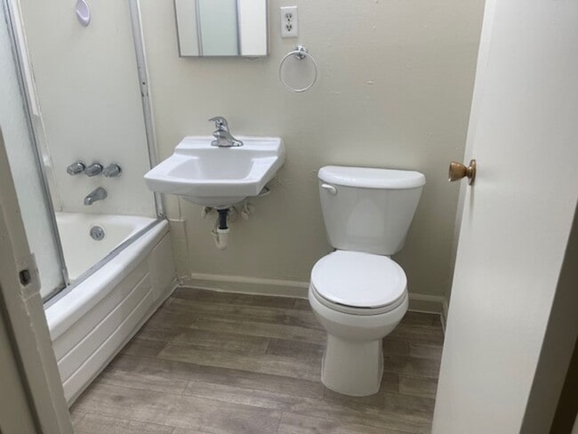 Building Photo - Clean 2 bedroom Duplex Near UNR