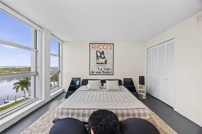 Building Photo - 5055 Collins Ave
