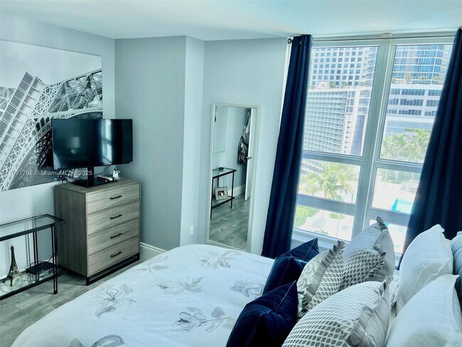 Building Photo - 950 Brickell Bay Dr