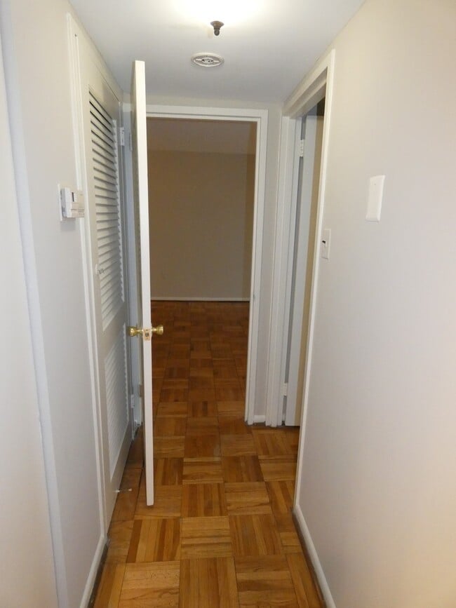 Building Photo - Renovated 1BR, 1BA + Garage Space. 2 Block...