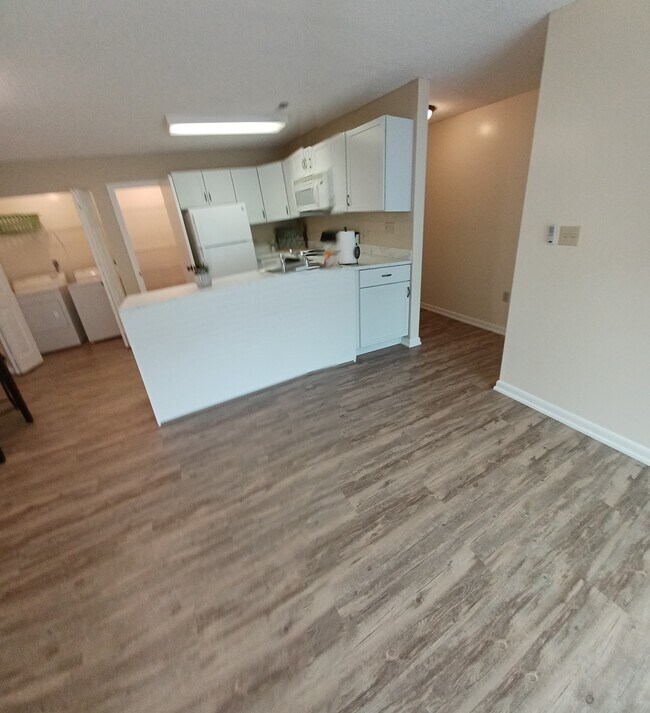 Building Photo - 582 Moull St