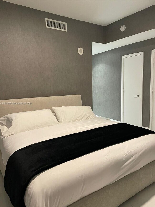 Building Photo - 851 NE 1st Ave