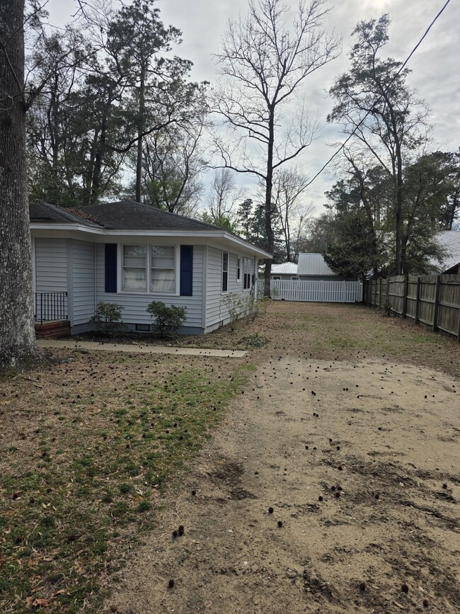 Building Photo - 615 Pine Dr