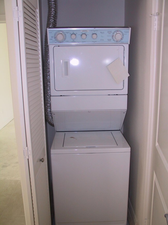 FULL SIZE WASHER DRYER - 5422 Hermitage Ave