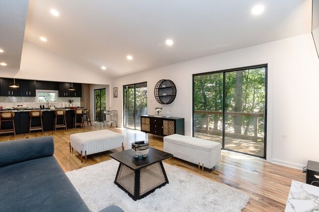 Building Photo - Ultra Modern Three Bedroom Home!