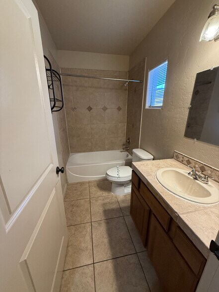 Building Photo - 809 E Seneca St