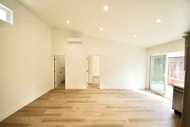 Building Photo - New Willow Glen Dream Back Cottage