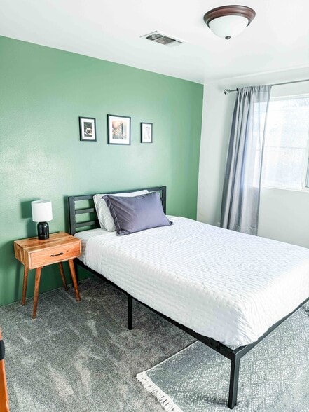 Building Photo - 329 Bessie St