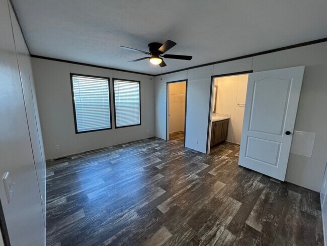 Building Photo - 38140 Ducharme Dr