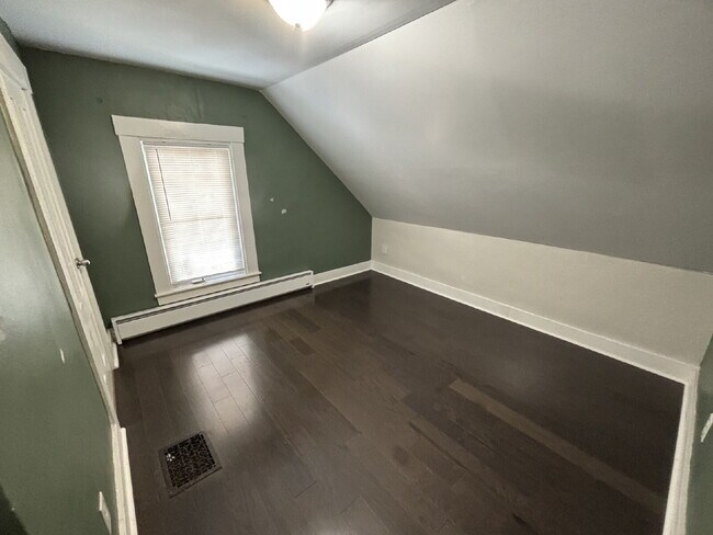 Building Photo - Bright & Spacious 3BR Second-Floor Apartment in Convenient Rochester Location