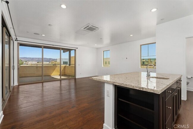 Building Photo - 123 Interval