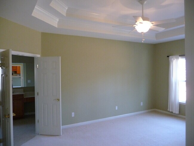 Building Photo - Executive Home!