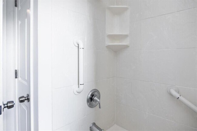 Building Photo - 4989 Kingswood Dr