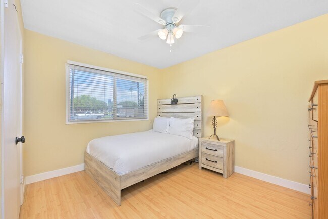 Building Photo - 1727 W Balboa Blvd