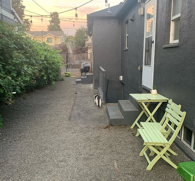 Shared backyard - 35 NE Going St