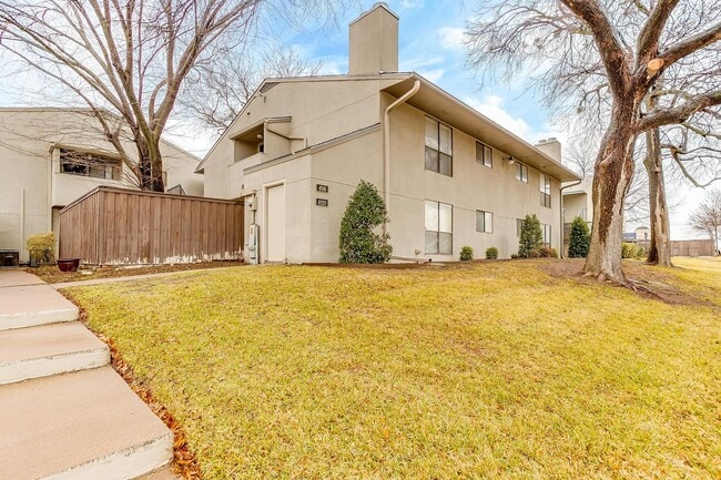 Primary Photo - Condo Steps Away from the Bricks of Camp B...