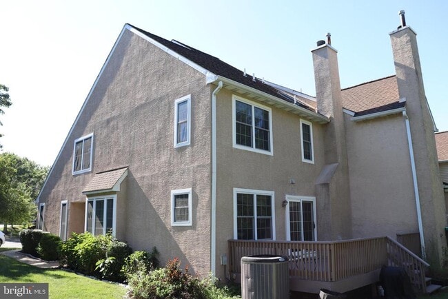 Building Photo - 323 Country Club Dr