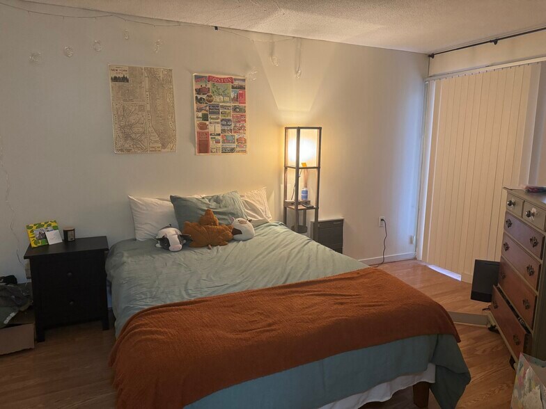 Building Photo - 153 Kelton St