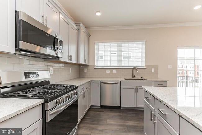 Building Photo - 8039 Blue Stream Dr