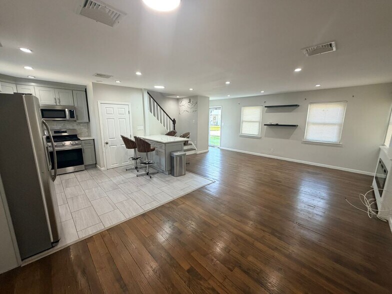 Building Photo - 10 Dunstan Dr