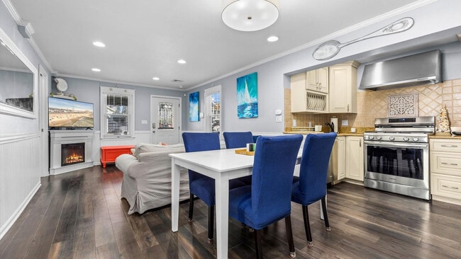 Building Photo - 816 St James Pl