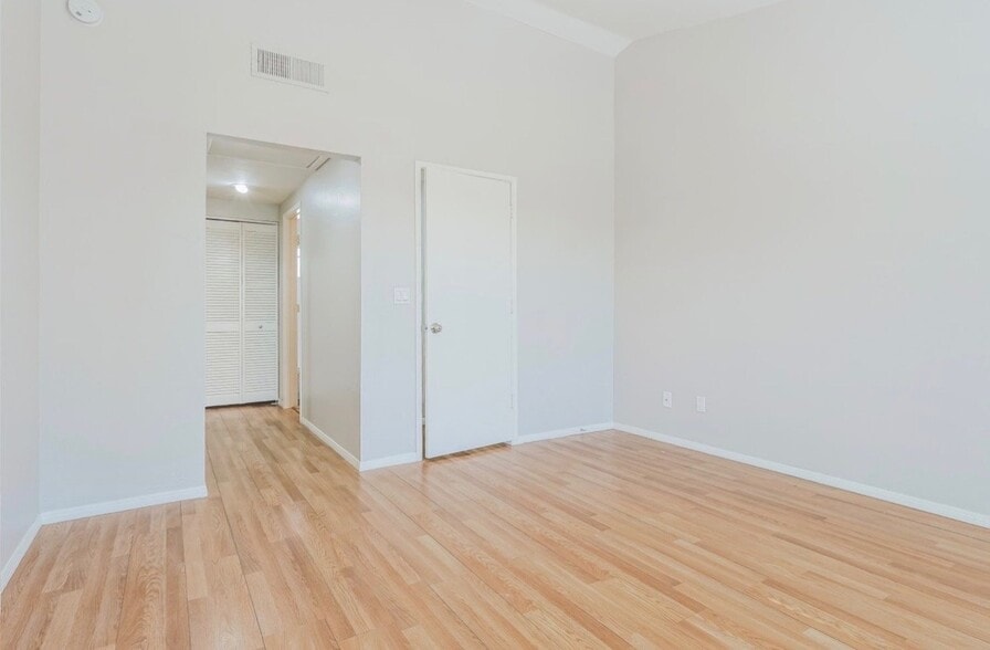Building Photo - 5829 S 42nd St