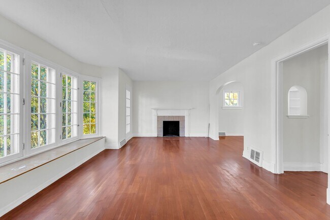 Building Photo - Beautiful Home in the Heart of Cleveland H...