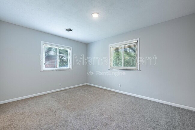 Building Photo - 3080 Southdale Dr