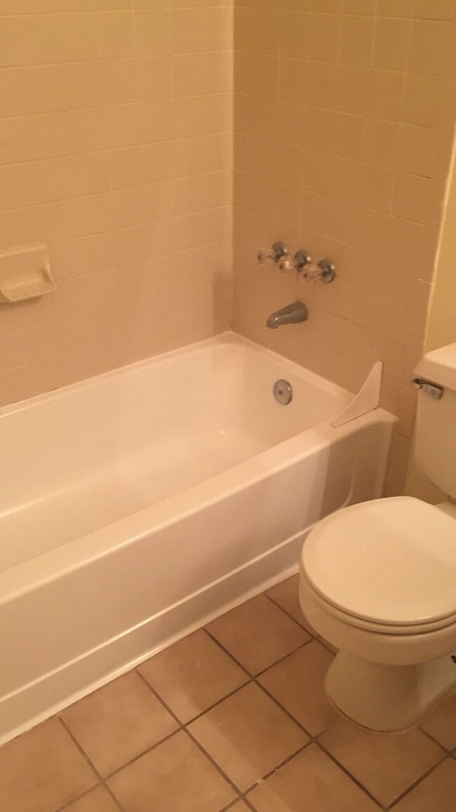 Building Photo - 212 Palm Cir E