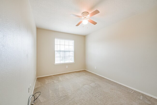 Building Photo - 13723 Rural Oak St