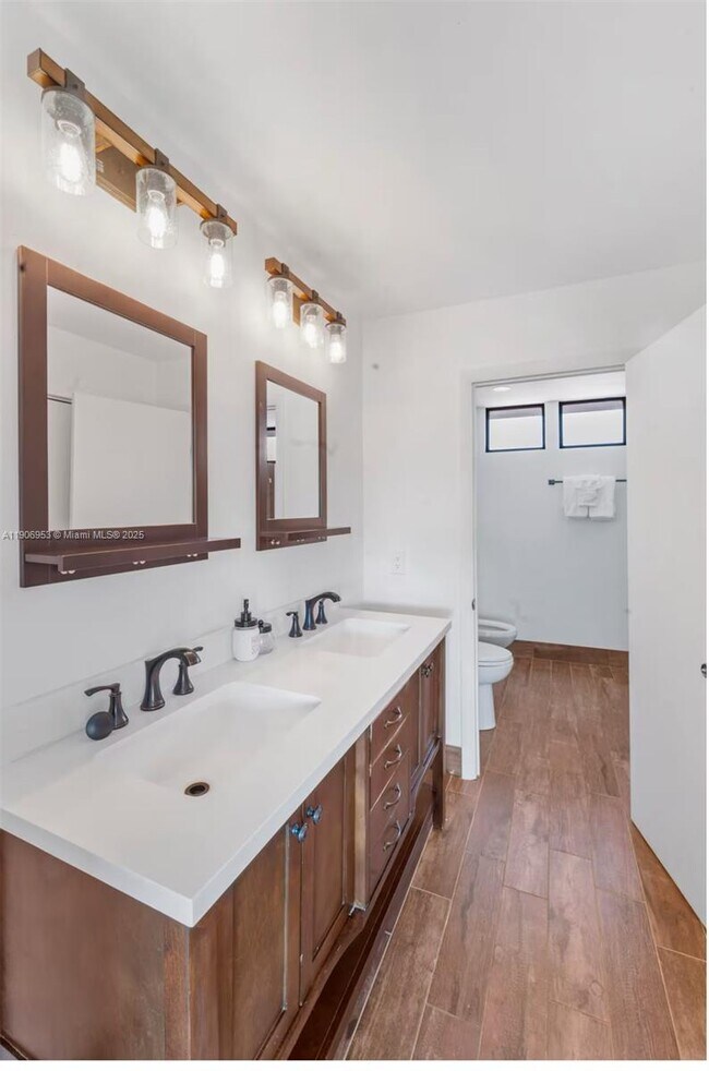 Building Photo - 7536 W Treasure Dr