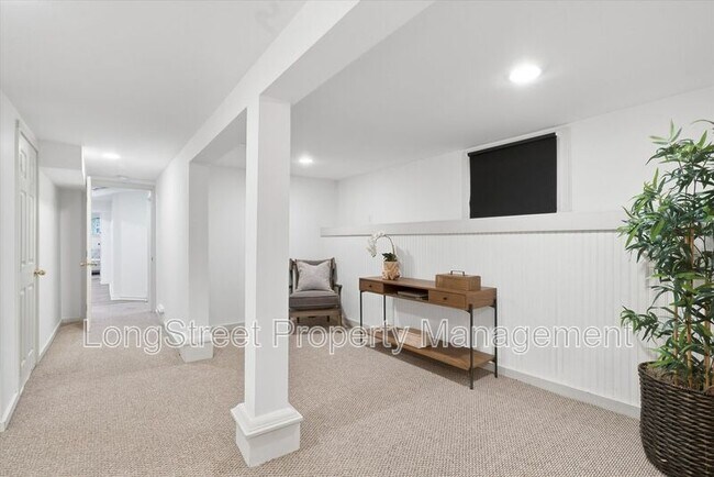 Building Photo - 2338 NW Hoyt St