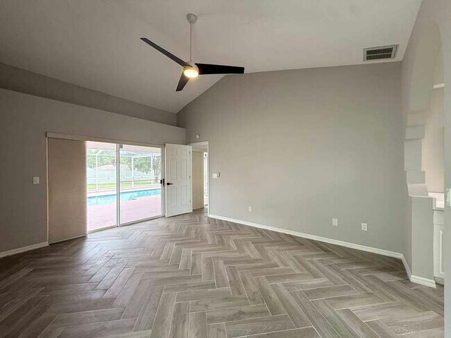 Building Photo - 1347 Overland Dr