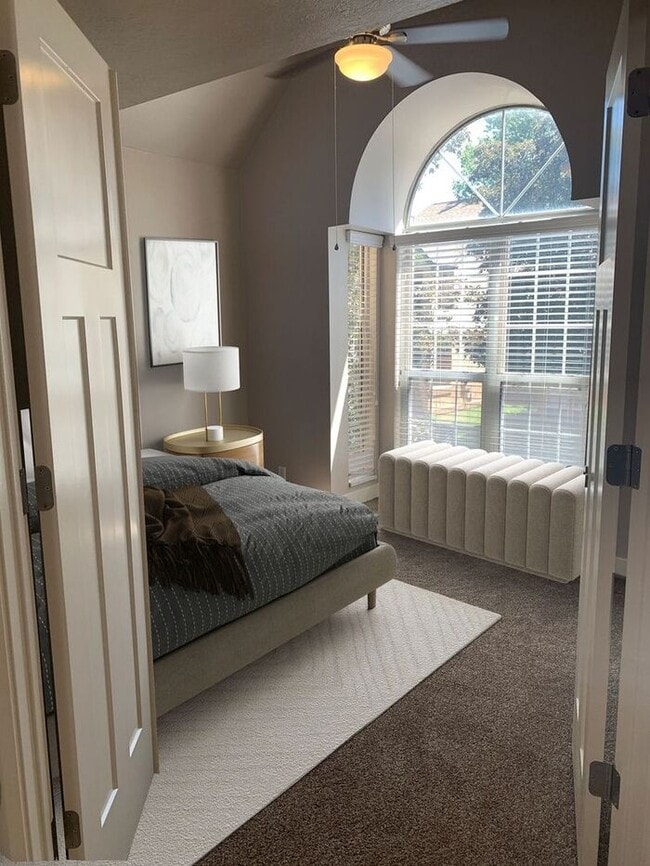 Building Photo - Two Bedroom Apartment with Living Area Loft Available!