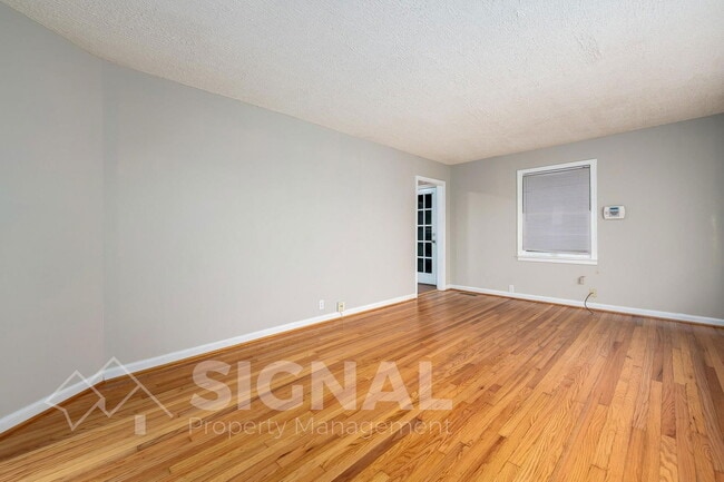 Building Photo - 1052 Apple St