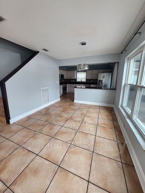 Building Photo - 10121 Sea spray Pl