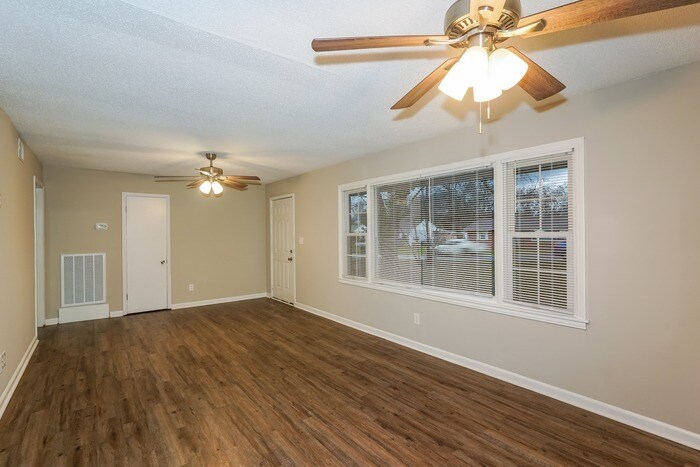 Building Photo - 223 Rebecca Ln