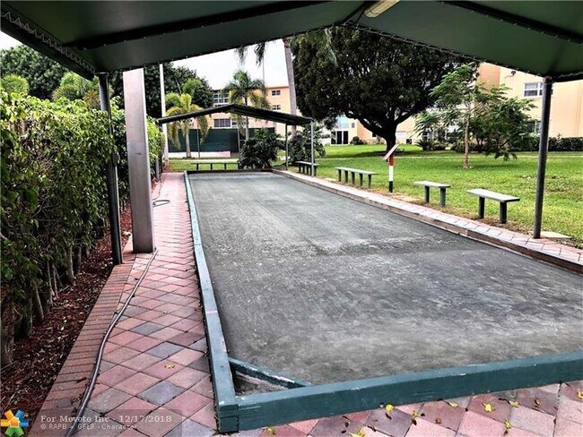 Building Photo - 2515 NE 1st Ct