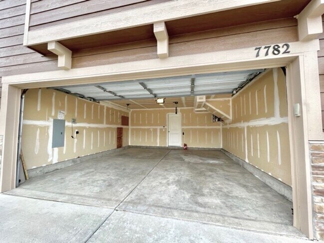 Building Photo - 2 Story Home with 3 Bed, 2.5 Bath, 2 Car G...