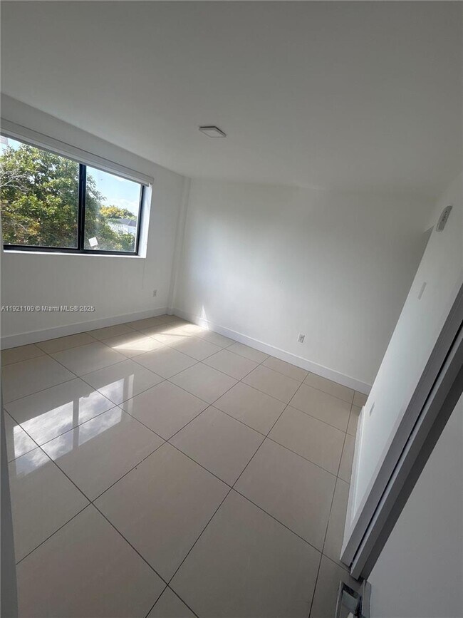 Building Photo - 829 SW 18th Ave