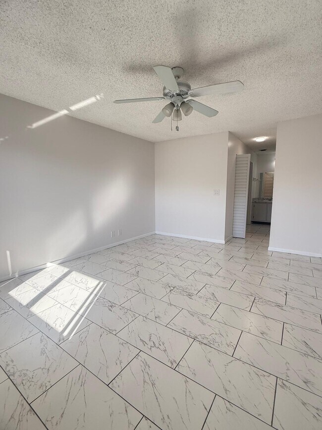 Building Photo - 5987 Forest Hill Blvd