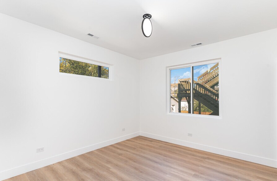 Building Photo - 2132 S Fairfield Ave