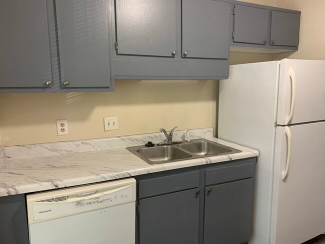Building Photo - Spacious North Raleigh  Townhouse  *2 brm ...