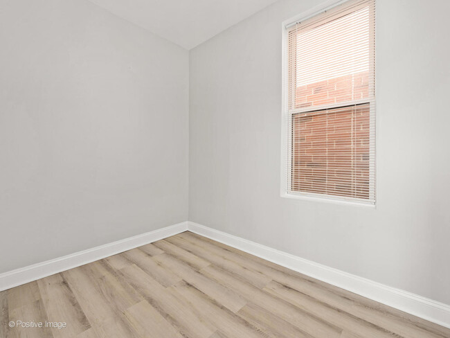 Building Photo - 1242 N Greenview Ave
