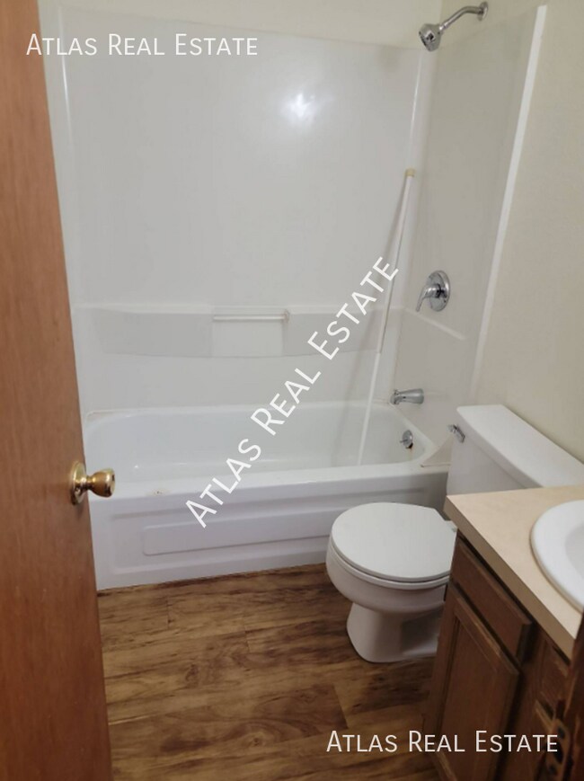 Building Photo - AVAILABLE in OCTOBER!! Cozy 2 Bed / 1 Bath...