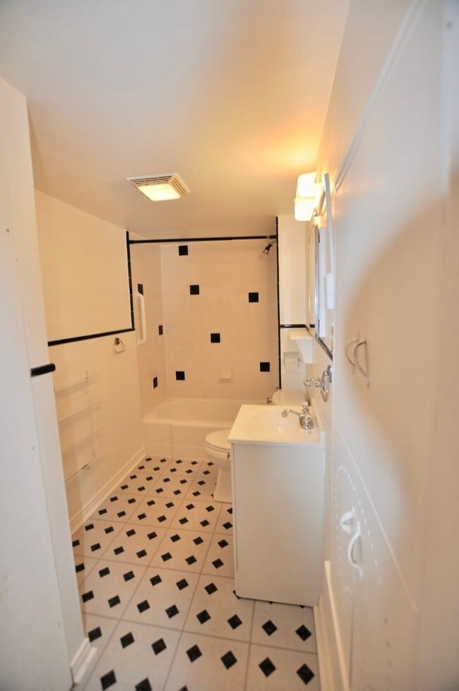 Building Photo - FOR LEASE! 1 BR - 1 BA - 1 Car Garage -  680 sf - Two-Story Apartment in a a Great Location Near ...