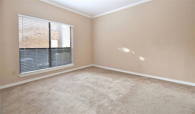 Building Photo - 2025 Augusta Dr